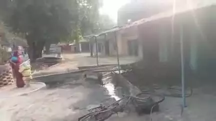 सिकंदरपुर: मनियर मार्ग पर गांधी आश्रम के पास वरिष्ठ पत्रकार व लोकतंत्र सेनानी शंभू नाथ मिश्रा के घर में लगी आग