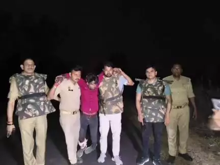 ललितपुर: नवीन गल्ला मंडी के पास पुलिस कस्टडी से फरार हुए बदमाश को पुलिस ने मुठभेड़ में किया गिरफ्तार, बदमाश के पैर में लगी गोली