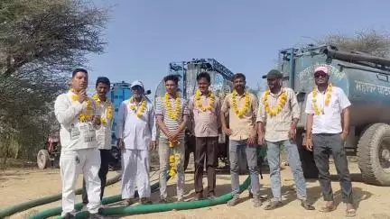 श्री सांवरिया सेठ ट्रैक्टर ग्रुप पाली प्रतिदिन गौमाता व वन्य जीवों हेतु 10 टैंकर डाल भर रहा है नाडि  ( छोटे तालाब )