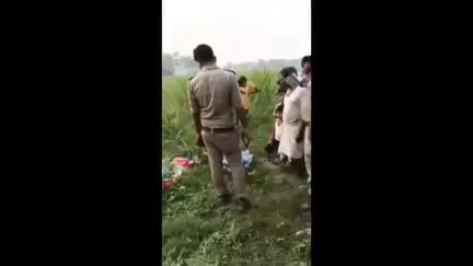 तमकुही राज: गाजीपुर वैरियर टोला में अज्ञात चोरों ने घर में घुसकर की आभूषण की चोरी, खेत में बिखरा मिला सामान