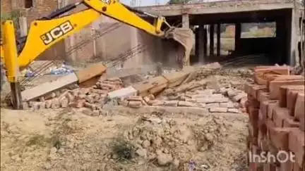 सलोन: औना सदरा गांव में भूमाफियाओं द्वारा ग्राम सभा की जमीन पर अवैध निर्माण को एसडीएम सलोन ने गिरवाया, हड़कंप मचा