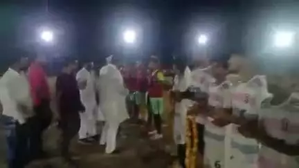 दुर्गावती: छाता गांव में आयोजित नाइट फुटबॉल टूर्नामेंट का उद्घाटन समाजसेवी राजेश सिंह उर्फ प्रधान ने फीता काटकर किया