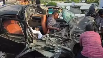 విజయవాడ-కలకత్తా జాతీయ రహదారిపై లారీ, కారు ఢీకొన్న ఘటనలో ఇద్దరు అక్కడికక్కడే మృతి