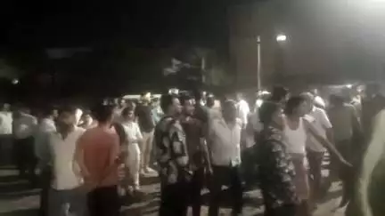 मऊगंज: वार्ड 5 में किशोरी का शव मिलने के बाद पुलिस थाने का घेराव, हंगामा, दो संदिग्ध गिरफ्तार