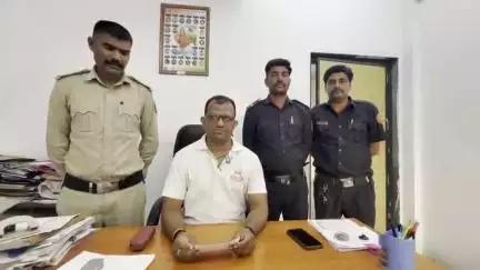 કામરેજ: કામરેજ ચારરસ્તા નજીક ઊભેલા ટ્રક પાછળ સરકારી બસ ઘૂસી ગઈ.