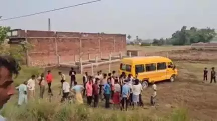 इकौना: मोहनीपुर के पास निजी स्कूल बस और बाइक की टक्कर में बाइक सवार की मौत, किशोरी घायल, दोनों वाहन हुए क्षतिग्रस्त