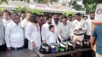 खालापूर: सामाजिक बांधिलकी जपत प्रवीण मालुसरे यांनी केले हेल्मेट चे वाटप