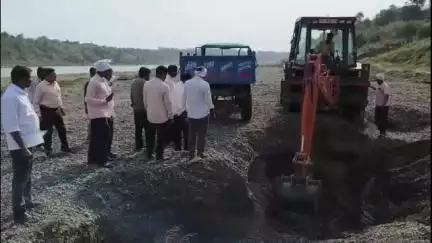 यावल: पिंप्री येथील तापी नदीच्या पात्रातुन घरकुलधारकांना वाळू वाटप सुरू,प्रत्येक लाभार्थी दोन ब्रास वाळूचे मोफत वितरण