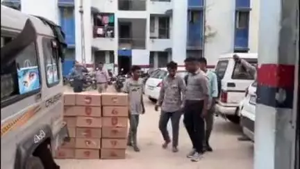 ગરબાડા: ગરબાડા પોલીસે ક્રૂઝર ગાડી થતા ઈકો ગાડીમાં લઈ જવા તો 97,980 રૂપિયાનો વિદેશી દારૂ ઝડપી પાડ્યો.