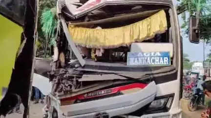 মানকাচৰ: অসম মেঘালয় সীমান্ত গোৰবান্দত দুই যাত্ৰীবাহী বাছৰ মাজত মুখামুখী সংঘৰ্ষ হয়, গুৰুত্বৰ ভাবে আঘাতপ্ৰাপ্ত যাত্ৰীসহ বাছ চালক