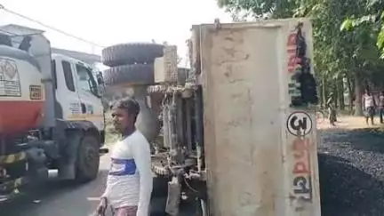 फलका: बरेटा स्कूल के पास तेज रफ्तार अलकतरा मिक्स बजरी से लदा ट्रक पलटा, चालक जख्मी