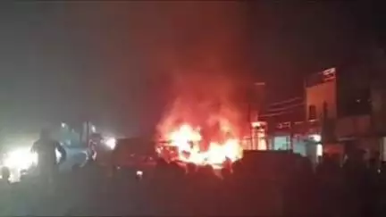 मिल्कीपुर: बारुन पुलिस चौकी के पास ट्रैक्टर और ट्रक की टक्कर से लगी आग, ट्रक सवार 2 लोग घायल