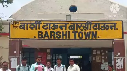 बार्शी रेल्वे स्टेशन ऑडिओ व्हिडिओच्या माध्यमातून हस्तपत्रिकेचे वाटप हिवताप व डेंग्यू माहिती देऊन जनजागृती करण्यात आली