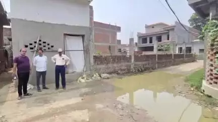 नौगढ़: नगर पालिका सिद्धार्थनगर के अध्यक्ष ने वार्ड विवेकानंदनगर भीमापार में जल निकासी व्यवस्था का निरीक्षण किया