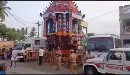 வேப்பந்தட்டை: வேதமாரியம்மன் கோயில் தேர் இழுப்பதில் பிரச்சனை,
தேரை இழுக்க விடாமல் போலீசார் குவிப்பு, பொதுமக்கள் கடையடைப்பால் பதட்டம்