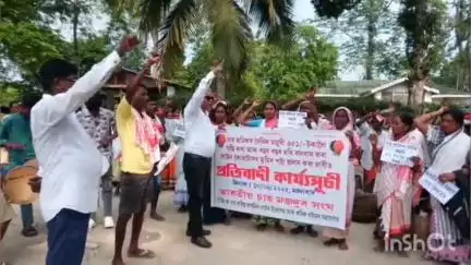 মৰঙী: মজুৰি বৃদ্ধি আদি বিভিন্ন সমস্যা সমাধানৰ দাবীত মৰঙিৰ বিজিকে চাহ বাগিচাত ভাৰতীয় চাহ মজদুৰ সংঘৰ উদ্যোগত শ্ৰমিকৰ প্ৰতিবাদ