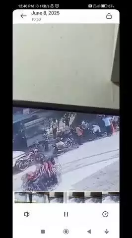 मोबाइल चोरी करता हुआ  इंसान 8/6/2025