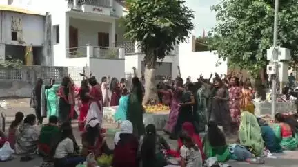 બારડોલી: બારડોલી પંથકમાં વટ સાવિત્રીનો તહેવાર ધામધૂમથી ઉજવાયો: પતિના લાંબા આયુષ્ય અને સુખી દાંપત્ય જીવન માટે પ્રાર્થના કરી.