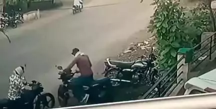 इछावर: इछावर में बाइक हुई चोरी, CCTV फ़ुटेज आया सामने