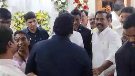 విశాఖపట్నం: అండగా ఉంటాం ఆ ధైర్య పడవద్దు ఎమ్మెల్యే పల్లా శ్రీనివాస్ కు నారా లోకేష్ ధైర్యం చెప్పారు