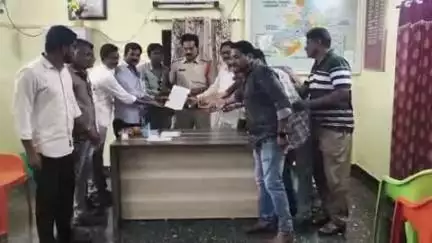 గుంతకల్లు: సాక్షి కార్యాలయాలపై దాడులు చేసిన వారిపై చర్యలు తీసుకోండి, గుత్తిలో సీఐ కి ఫిర్యాదు చేసిన వర్కింగ్ జర్నలిస్టులు