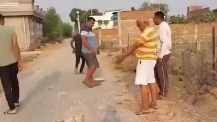 हुज़ूर: भुंडहा में सड़क न होने से परेशान ग्रामीण  प्रशासन से नहीं मिली मदद तो गांव में चंदा कर खुद सड़क बनाने लगे लोग#jansmasaya