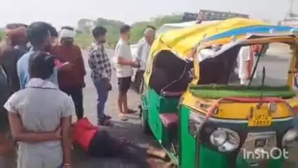 बिधूना: बेला थाना क्षेत्र के तिर्वा रोड पर भदौरा मोड़ के समीप बाइक और ऑटो में हुई जोरदार टक्कर, 4 लोग हुए घायल