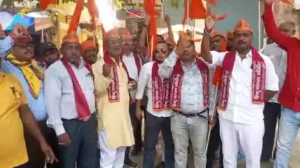 मऊ: भीटी इलाके में रास्ता न बनने को लेकर हिंदू जागरण समिति के लोगों ने किया प्रदर्शन, नगर पालिका प्रशासन को दी चेतावनी