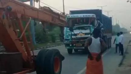 गायघाट: मैठी टोल प्लाजा के पास NH-27 पर खड़े ट्रक में दूसरे ट्रक ने मारी टक्कर, उप चालक गंभीर घायल