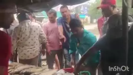 షాపుల్లో కుళ్లిన, పాడైన చేపలను స్వాధీనం చేసుకుని, ఫైన్ విధించిన మున్సిపల్ అధికారులు