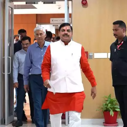 आज कैबिनेट की बैठक राष्ट्रीय गीत 'वंदे मातरम्' के गायन के साथ प्रारंभ हुई