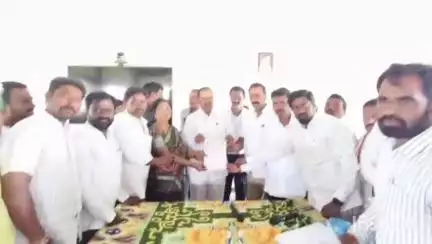 గీసుగొండ: పరకాల నియోజకవర్గం లోని పలు గ్రామాల్లో ఇందిరమ్మ ఇండ్ల లబ్ధిదారులకు మంజూరు పత్రాలు అందజేసిన ఎమ్మెల్యే