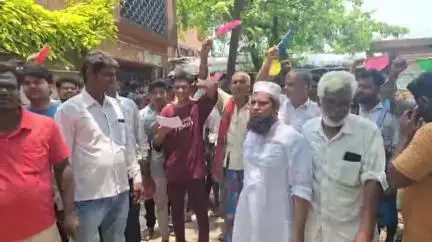 ভগবানগোলা ১: হাতপাখা হাতে বিদ্যুৎহীন গ্রামবাসীর বিক্ষোভ, ইলেকট্রিক অফিসে তালা দিলেন বাগডাঙ্গা কান্দিপাড়া এলাকার মানুষ