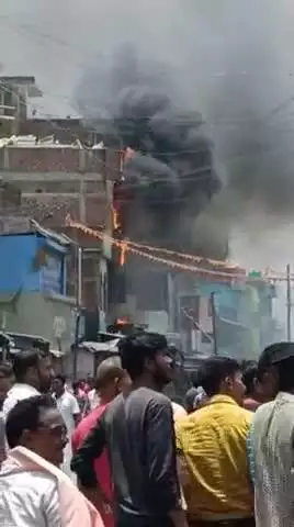 बड़कागांव चौक में  एक पटाखे के दुकान में 
भीषण आग लग जाने से जान माल खतरा #