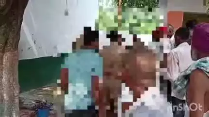 बेहट: ननोली मिलको में एक व्यक्ति का शव प्राथमिक विद्यालय में पेड़ पर लटका मिला