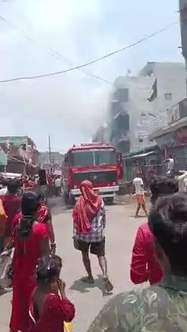 आज Barkagoan मे चौक के समीप मेराज वस्तलाय के बगल मकान मे अचानक आग लग गई  जिसे बिल्डिंग के सारे सामन जलकर खाक हो गया