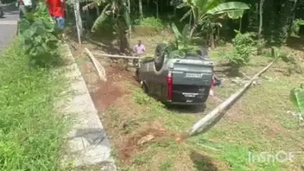 കോഴഞ്ചേരി: ഇലവുംതിട്ട അയത്തിൽ ജങ്ഷന് സമീപം കാർ നിയന്ത്രണം വിട്ട് തലകീഴായി മറിഞ്ഞു