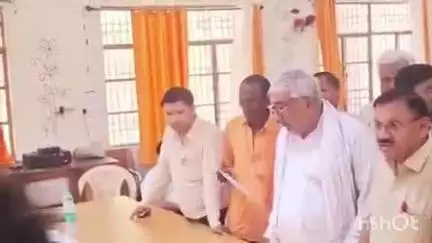 जसराना: जसराना तहसील में लेखपाल और ग्रामीण के बीच जमकर हुई कहा-सुनी और मारपीट