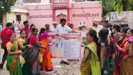 ಬಸವಕಲ್ಯಾಣ: ಬಕ್ರೀದ್ ಹಬ್ಬದ ಸಂದರ್ಭದಲ್ಲಿ ಗೋವುಗಳನ್ನು ರಕ್ಷಣೆ ಮಾಡಿದ ಶಾಸಕ ಶರಣು ಸಲಗರ್ ಭಾವಚಿತ್ರಕ್ಕೆ ಸದಾನಂದ ಮಠದಲ್ಲಿ ಮಹಿಳೆಯರಿಂದ ಹಾಲಿನ ಅಭಿಷೇಕ