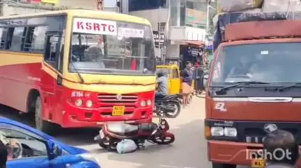 മൂവാറ്റുപുഴ: കൂത്താട്ടുകുളം മാർക്കറ്റ് റോഡിൽ കെഎസ്ആർടിസി ബസ് ബൈക്കിൽ ഇടിച്ച് വയോധികന് പരിക്കേറ്റു