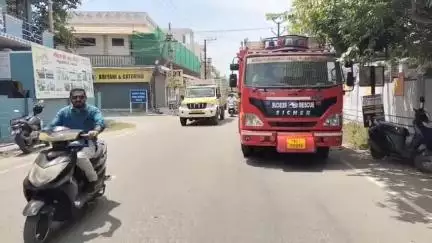 திருநெல்வேலி: கொக்கிரகுளம் ரோஸ் கார்டன் பகுதியில் அமைந்துள்ள இ பைக் சோ ரூமில் புகுந்த பாம்பு பரபரப்பு