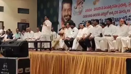 పటాన్​​చెరు: 10 తరగతి పరీక్షా ఫలితాల్లో ఉత్తమ ప్రతిభ కనబరిచిన విద్యార్థులకు నగదు పురస్కారం అందజేసిన ఎమ్మెల్యే గూడెం మహిపాల్ రెడ్డి
