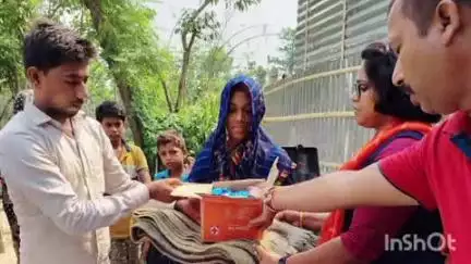 शिवहर: तरियानी छपरा में रेडक्रॉस सोसायटी ने अग्निपीड़ितों के बीच राहत सामग्री बांटी