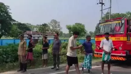 দলগাঁও ভাগ: দলগাঁৱৰ ১৫ নং ৰাষ্ট্ৰীয় ঘাইপথৰ ইন্ডাষ্ট্ৰীৰ সন্মুখত পথ দূৰ্ঘটনা,টেংকাৰ এখন নিয়ন্ত্ৰণ হেৰুৱাই পথৰ কাষত বাগৰি পৰে
