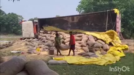 मरवाही: मटियाडाँड़ में गेहूं से लदा ट्रेलर पलटा, हेल्पर गंभीर रूप से घायल