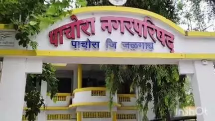 पाचोरा: शहरातील स्मशानभूमी ते मच्छीबाजार रोडवर गतीरोधक बसवावेत, स्थानिकांचे नगरपालिकेचे मुख्याधिकारी यांना निवेदन