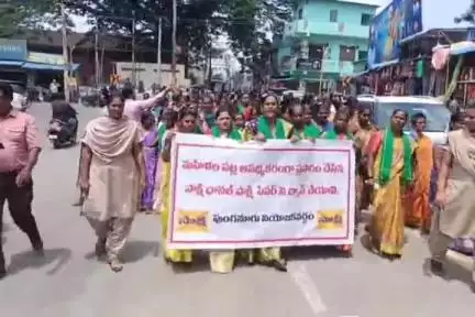 పుంగనూరు: రాజధాని మహిళలకు వైయస్ భారతి రెడ్డి క్షమాపణ చెప్పాలి. 
 టిడిపి మండల మహిళా అధ్యక్షురాలు కవిత