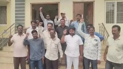 జర్నలిస్టులపై దాడులను నిరసిస్తూ, పెద్దాపురం డిఎస్పీ కార్యాలయం వద్ద నిరసన తెలియజేసిన నియోజకవర్గం జర్నలిస్టులు.