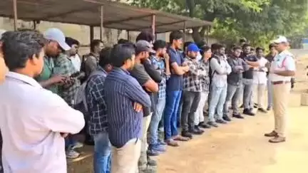 హెల్మెట్ వాడకపోతే కఠిన చర్యలు తీసుకుంటాం: ట్రాఫిక్ సిఐ కిషోర్ బాబు