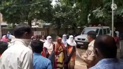 दारव्हा: दारू विक्री बंद करा; खोपडी (बु.)  येथील महिलांची दारव्हा पोलीस स्टेशनला धडक